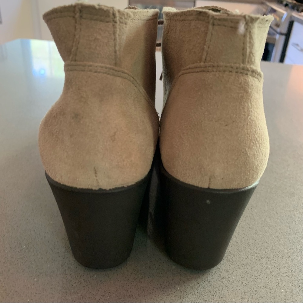 Crocs Leigh Wedge Ankle Boots Women's 7.5 Beige Suede Lace Up Shoes Style 203419 - Picture 6 of 10